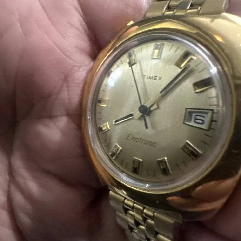 Works Vintage 1970's Timex Electric Mens Watch Quartz Gold Tone 38mm Cushion 7.5